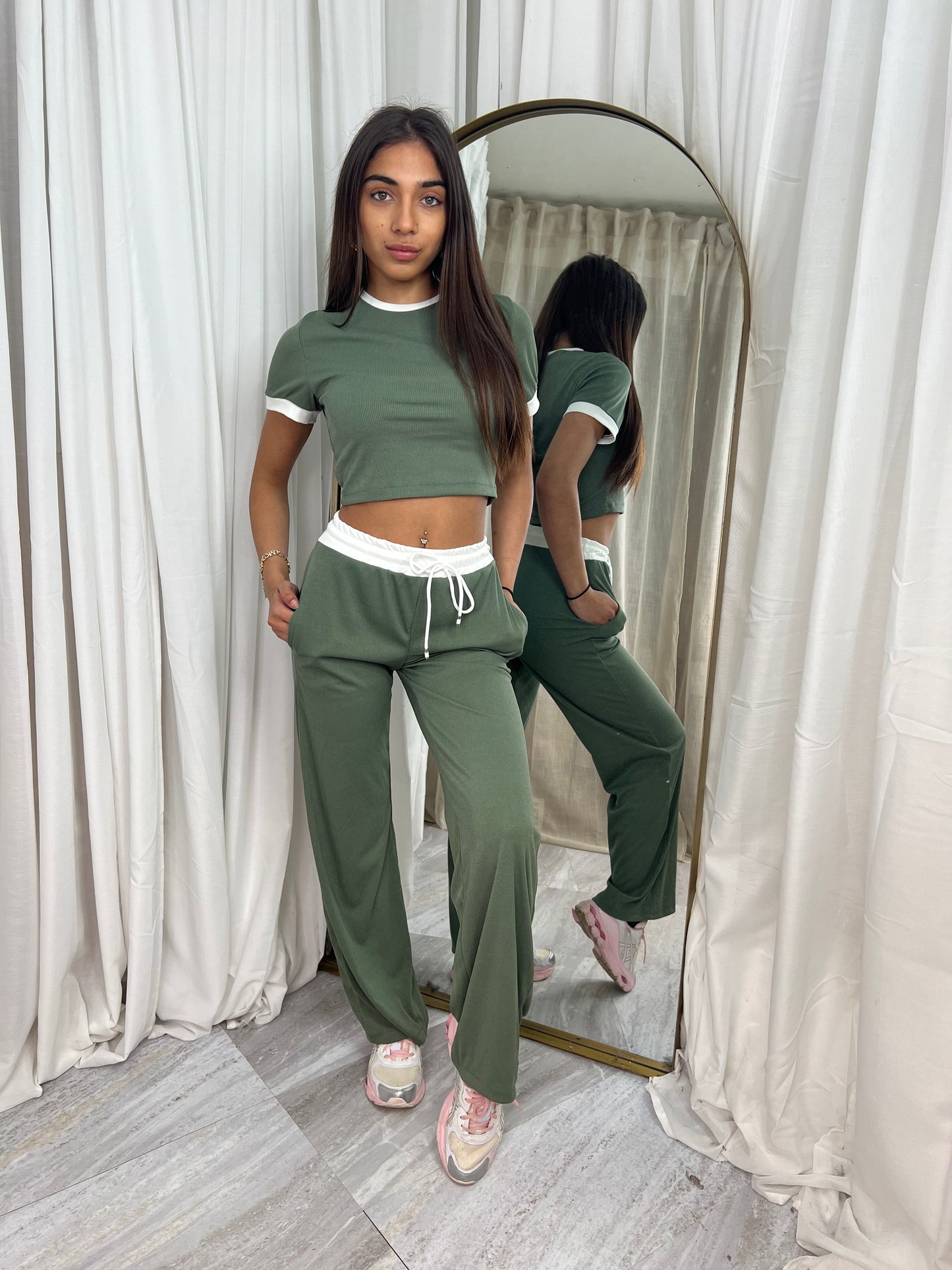 Short sleeved contrast lounge wear lightweight ribbed set
