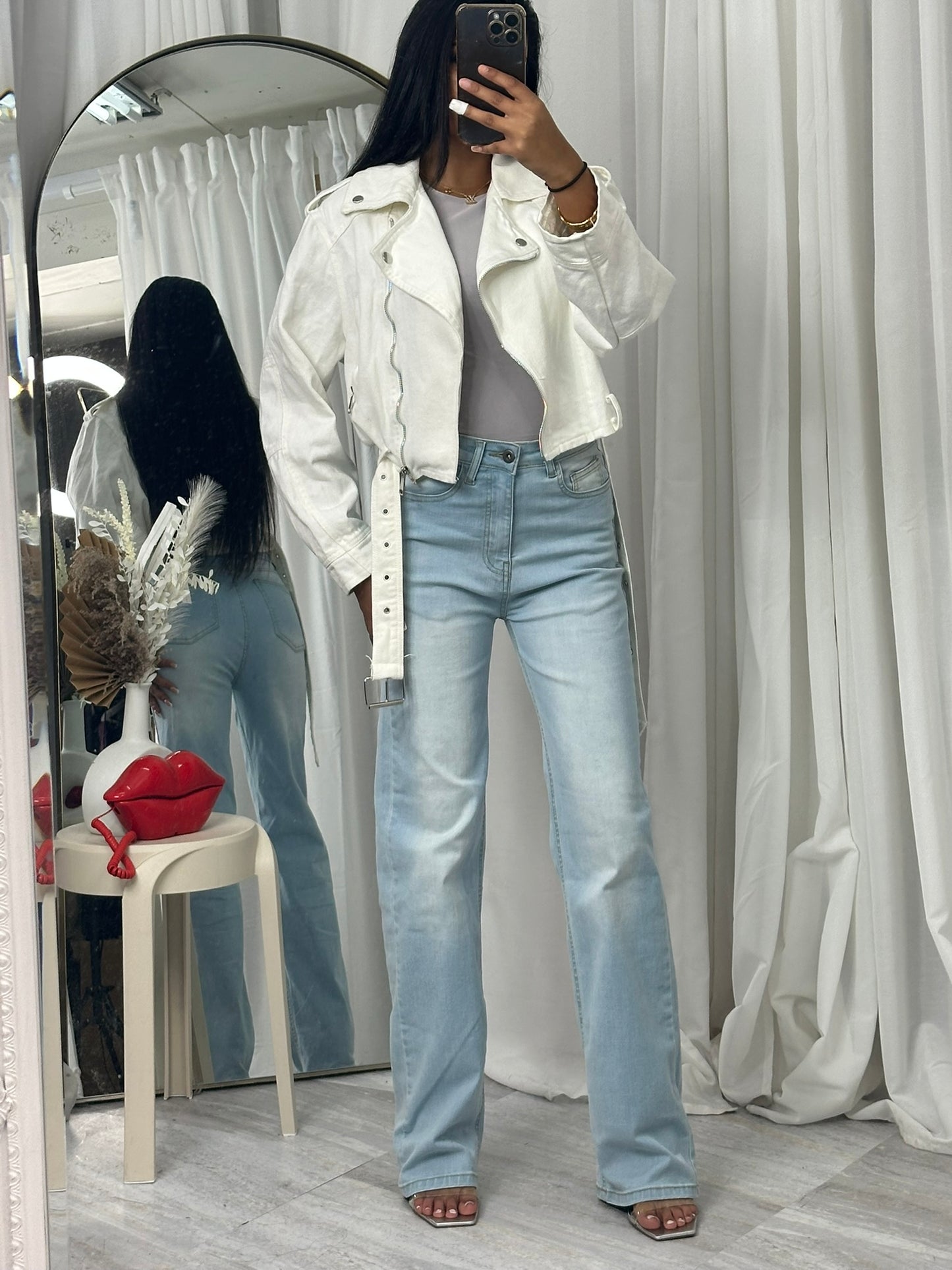 White denim buckle long sleeved jacket